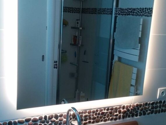 Rétro-éclairage sur un miroir de salle de bain