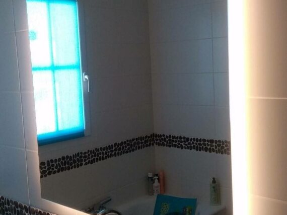 Miroir rétro-éclairé pour salle de bain